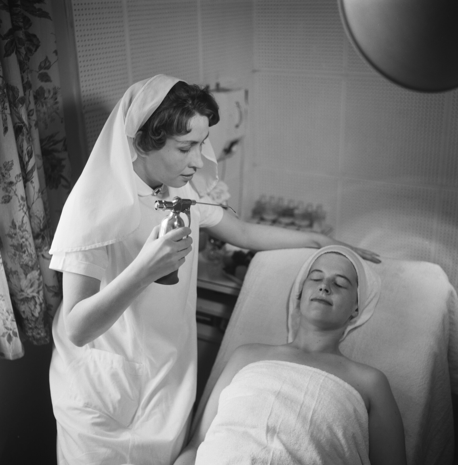 A 1958 facial treatment in a beauty salon
