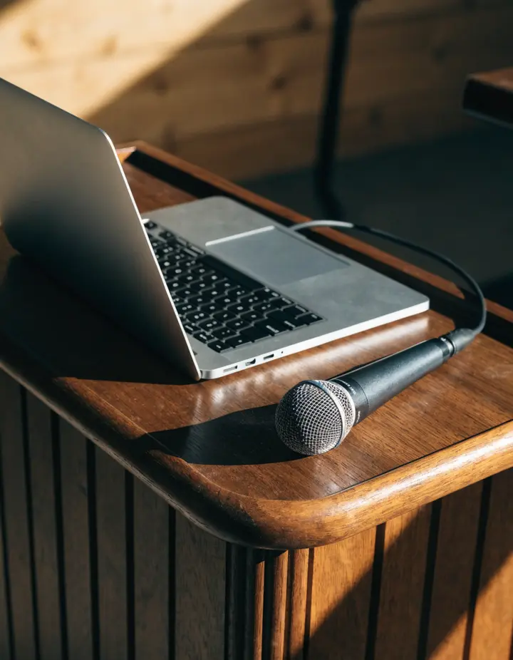 The lectern microphone before the first talk